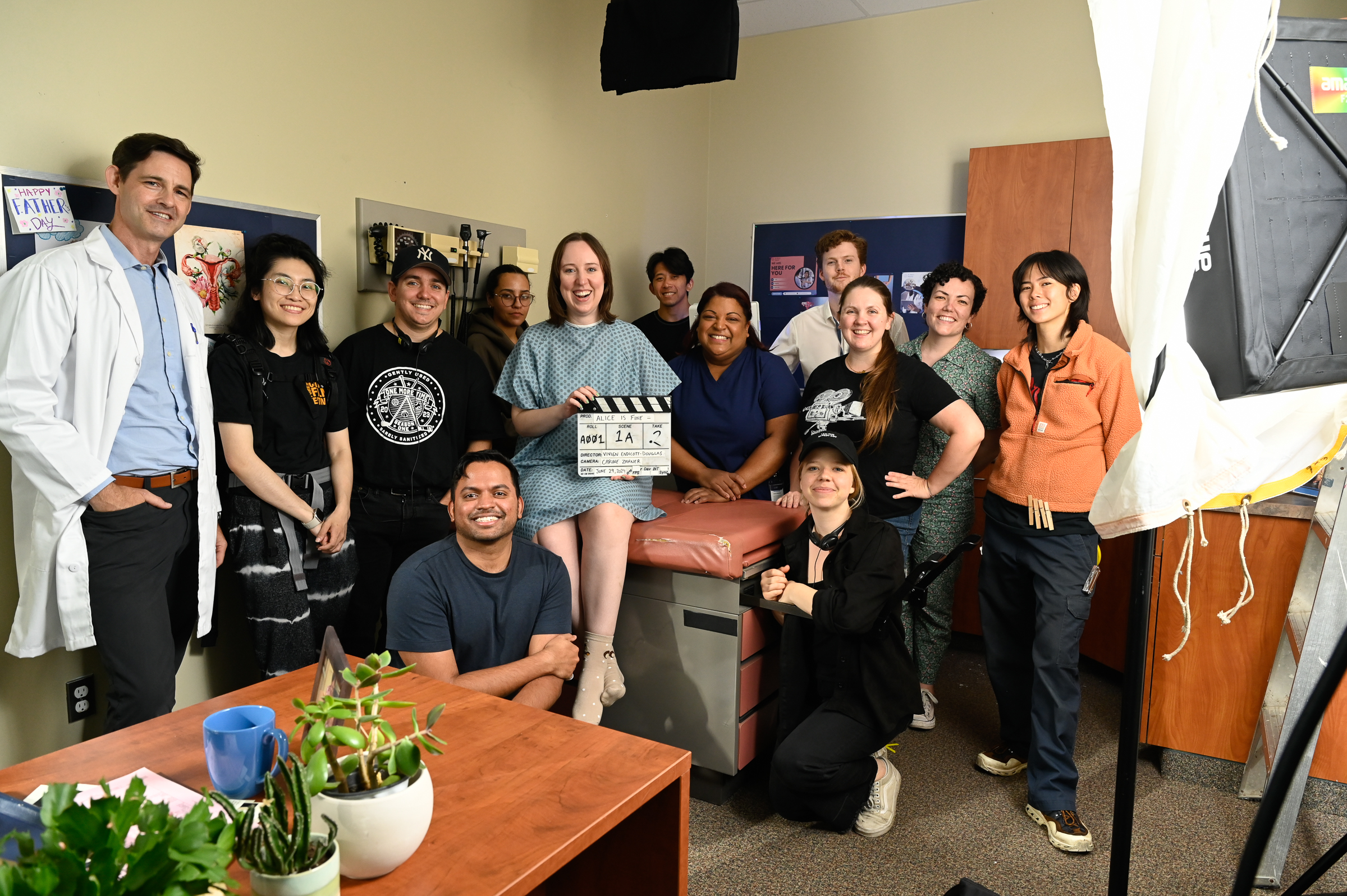 A picture of the entire cast and crew in the set.